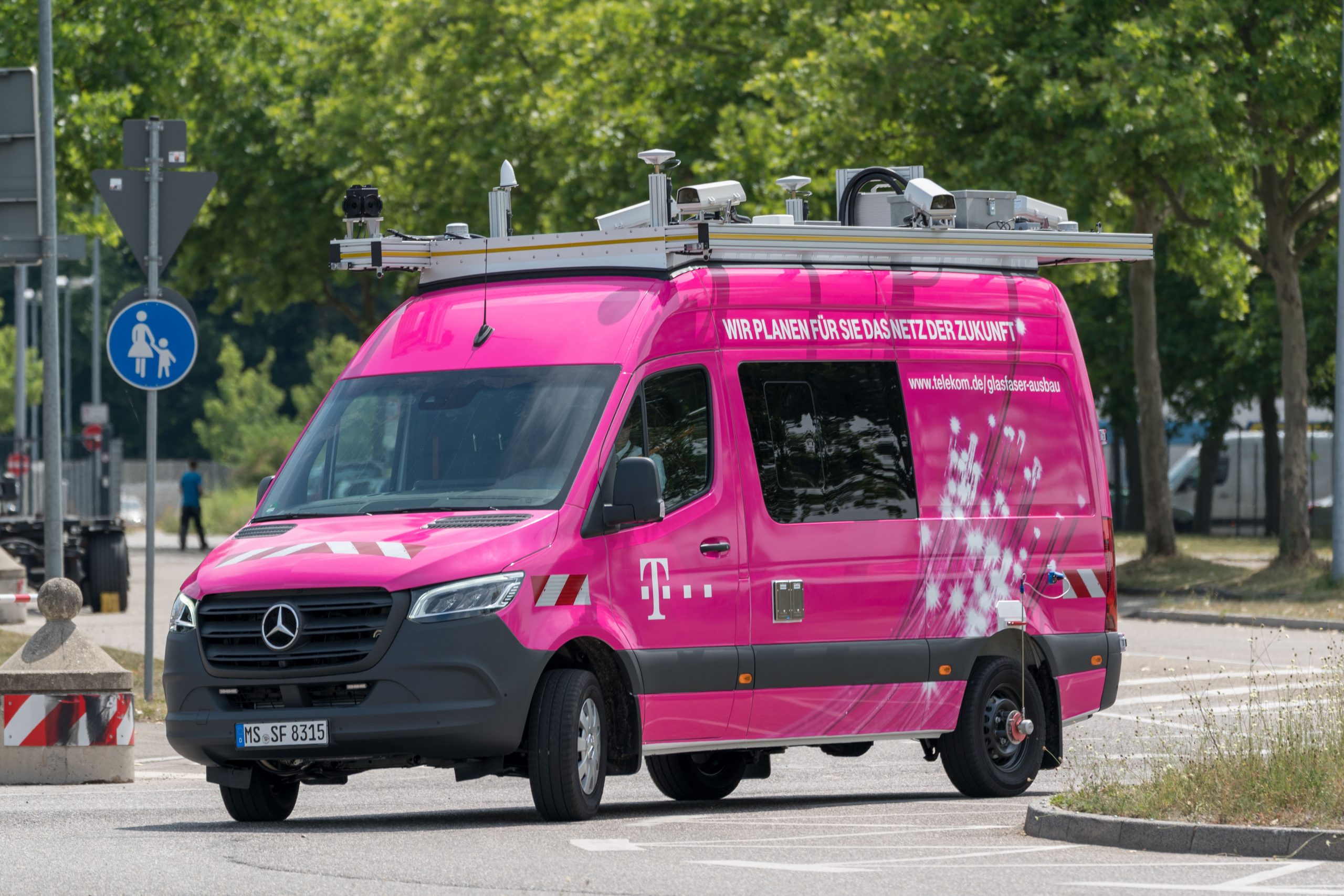 Schenk mir Dein Foto! T-Cars der Telekom im Einsatz für den Glasfaserausbau  - Gigabit Region Stuttgart